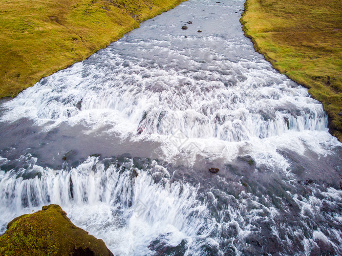 美丽的郁郁葱葱的绿色景观森林河谷级联附近斯科加瀑布瀑布和斯科加尔结束5沃都哈尔徒步旅行小道南冰岛空中无人机视图