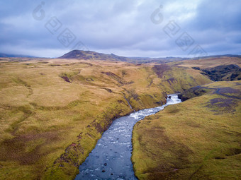美丽的郁郁葱葱的绿色景观森林河谷级联附近斯科加瀑布瀑布和斯科加尔结束5沃都哈尔徒步旅行<strong>小道</strong>南冰岛空<strong>中</strong>无人机视图