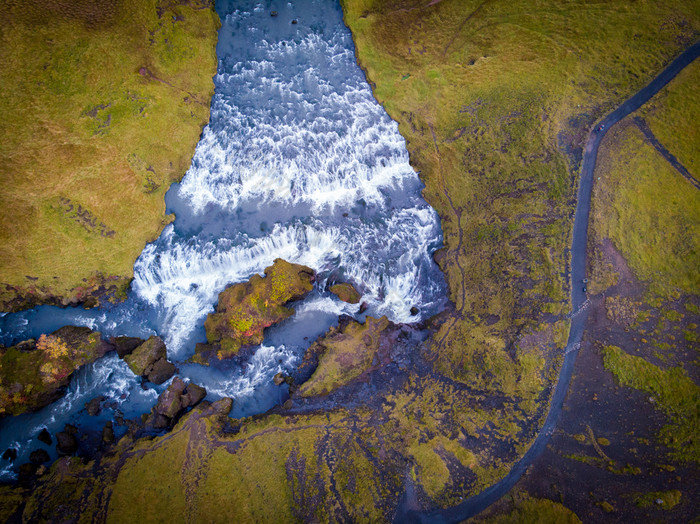 美丽的郁郁葱葱的绿色景观森林河谷级联附近斯科加瀑布瀑布和斯科加尔结束5沃都哈尔徒步旅行小道南冰岛空中无人机视图