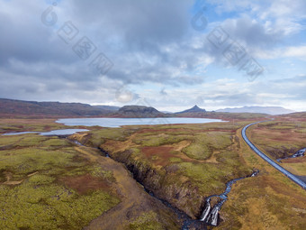 冰岛空中视图的山场桥和河景观的冰岛的一天时间景观从无人机旅行图像
