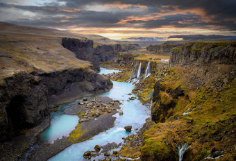 风景优美的景观视图难以置信的西<strong>格</strong>尔朱弗尔峡谷<strong>高</strong>地与绿松石河和日落冰岛火山景观<strong>背景</strong>受欢迎的旅游吸引力