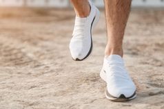 但rsquo脚白色运动鞋运行在粗糙的地形交叉国家运行与焦点跑步者rsquo腿