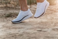 但rsquo脚白色运动鞋运行在粗糙的地形交叉国家运行与焦点跑步者rsquo腿