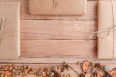秋天背景视锥细胞橡子和块木与包装包裹木背景的视图从的前
