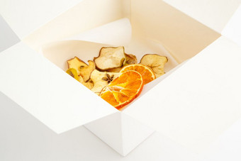 干橙子香蕉和苹果白色盒子白色背景