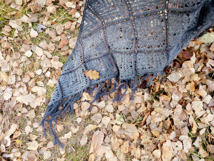 钩针编织的灰色的披肩秋天叶子广场图案边缘钩针编织的灰色的披肩秋天叶子广场图案边缘