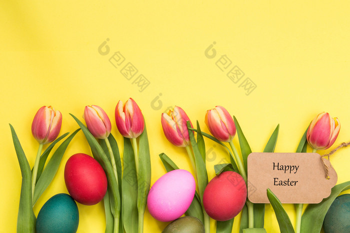 复活节鸡蛋画和郁金香与黄色的背景和文本快乐复活节4月概念复活节鸡蛋画和郁金香与黄色的背景和文本快乐复活节