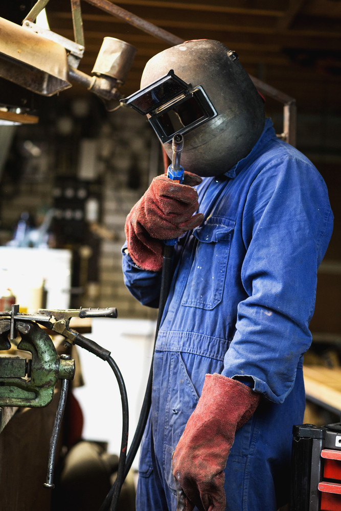 焊机焊接的车库工业工人劳动者的工厂焊接钢