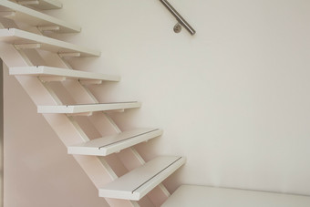 白色现代木楼梯和白色墙特写镜头房子室内白色现代木楼梯和白色墙特写镜头