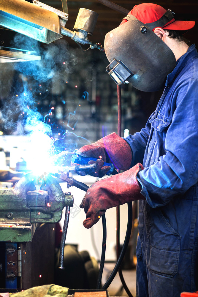 焊机焊接金属部分车库与保护面具工业钢焊机工作焊机焊接金属部分车库与保护面具工业钢焊机