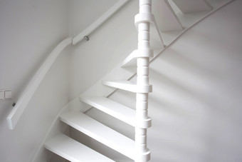 楼梯<strong>现代</strong>白色房间白色木楼梯与白色墙<strong>现代</strong>楼梯<strong>现代</strong>白色房间白色木楼梯与白色墙