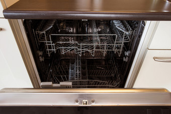 现代一半开放空洗碗机现代厨房特写镜头现代一半开放空洗碗机现代厨房