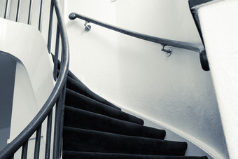 现代木螺旋楼梯与木步骤新公寓住宅建筑奢侈品设计特写镜头现代木螺旋楼梯与木步骤新公寓住宅建筑奢侈品设计黑色的和白色