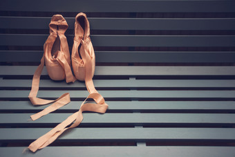 尖端鞋子为芭蕾舞女演员木背景芭蕾<strong>舞鞋</strong>子粉红色的美丽的尖端鞋子为芭蕾舞女演员木背景芭蕾<strong>舞鞋</strong>子粉红色的
