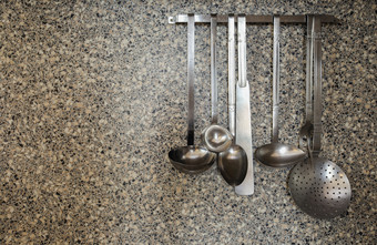 银厨房工具老灰色的乡村墙背景架与清洁厨房用具特写镜头银厨房工具老灰色的乡村墙背景架与清洁厨房用具