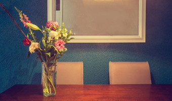 首页室内装饰花束和餐厅表格蓝色的墙纹理现代设计首页室内装饰花束和餐厅表格蓝色的墙纹理