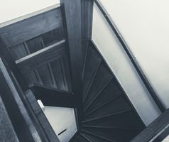 木楼梯现代房子新和清洁黑色的和白色特写镜头首页室内橡木木木楼梯现代房子新和清洁黑色的和白色特写镜头