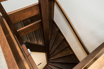 现代棕色（的）橡木木楼梯新翻新房子室内现代黑暗棕色（的）设计现代棕色（的）橡木木楼梯新翻新房子室内