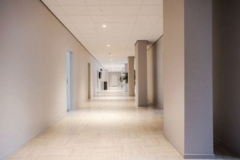 长办公室走廊现代设计空和清洁室内白色墙长办公室走廊现代设计空和清洁室内