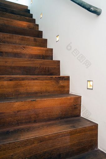 木楼梯晚上与领导光的白色墙现代设计摘要木楼梯晚上与领导光的白色墙现代设计