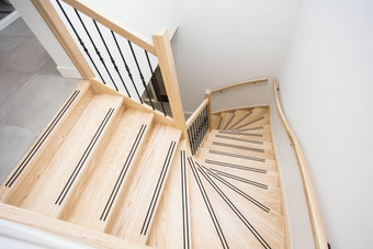 豪华的现代木楼梯与弯曲的着陆墙现代设计豪华的现代木楼梯与弯曲的着陆墙房子