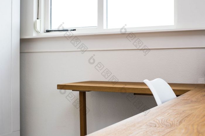 木表格与混凝土墙背景椅子和桌子上附近通过明亮的房间现代斯堪的那维亚房子清洁首页木表格与混凝土墙背景椅子和桌子上附近通过明亮的房间现代斯堪的那维亚房子首页