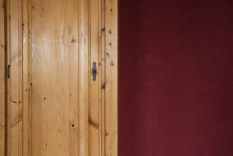 棕色（的）木衣橱<strong>门关闭</strong>与红色的波尔多墙首页纹理棕色（的）木衣橱<strong>门关闭</strong>与红色的波尔多墙