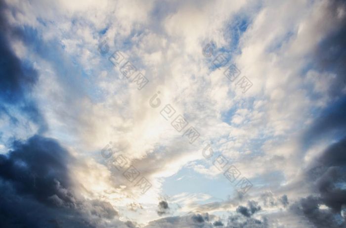 美丽的蓝色的天空与色彩斑斓的日落和白色云背景纹理清晰的自然美丽的蓝色的天空与色彩斑斓的日落和白色云背景纹理