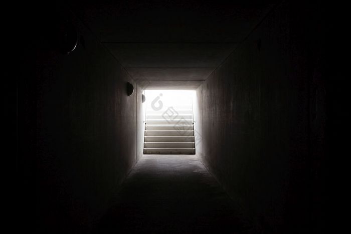 光的结束的隧道与楼梯黑暗光的结束的隧道与楼梯