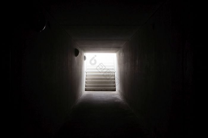 光的结束的隧道与楼梯黑暗光的结束的隧道与图片