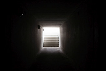 光<strong>的结束的</strong>隧道与楼梯黑暗光<strong>的结束的</strong>隧道与楼梯
