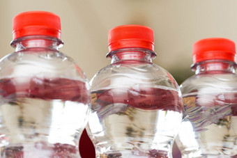 行水瓶冒泡水疗中心红色的回收环境概念特写镜头行水瓶冒泡水疗中心红色的回收环境概念