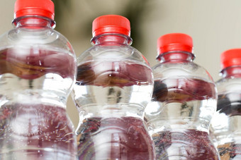 行水瓶冒泡水疗中心红色的回收环境概念特写镜头行水瓶冒泡水疗中心红色的回收环境概念
