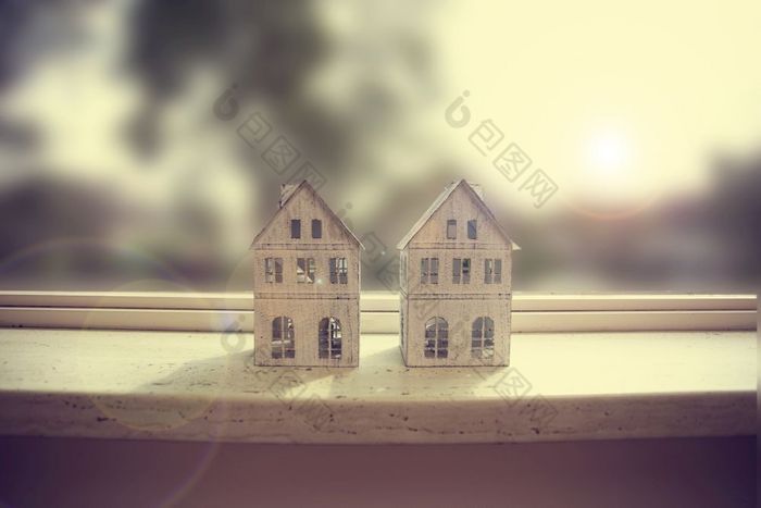 现代窗口窗台上特写镜头与两个小白色房子装饰复古的设计现代窗口窗台上特写镜头与两个小白色房子装饰