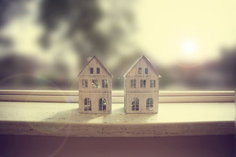 现代窗口窗台上特写镜头与两个小白色房子装饰复古的设计现代窗口窗台上特写镜头与两个小白色房子装饰