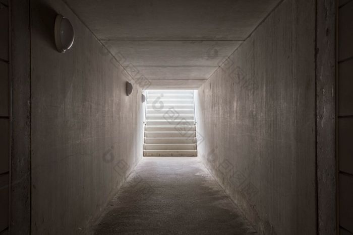 地下通道与楼梯的发光的结束黑暗地下通道与楼梯的发光的结束