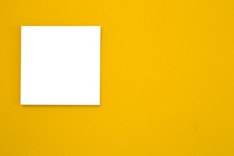 白色帆布框架黄色的墙纹理<strong>背景空</strong>间为文本现代复古的设计特写<strong>镜头</strong>白色帆布框架黄色的墙纹理<strong>背景空</strong>间为文本现代复古的设计