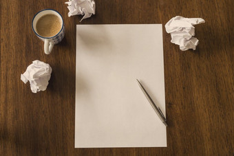 空白纸与笔和咖啡杯木表格空间为文本空白纸与笔和咖啡杯木表格空间为文本
