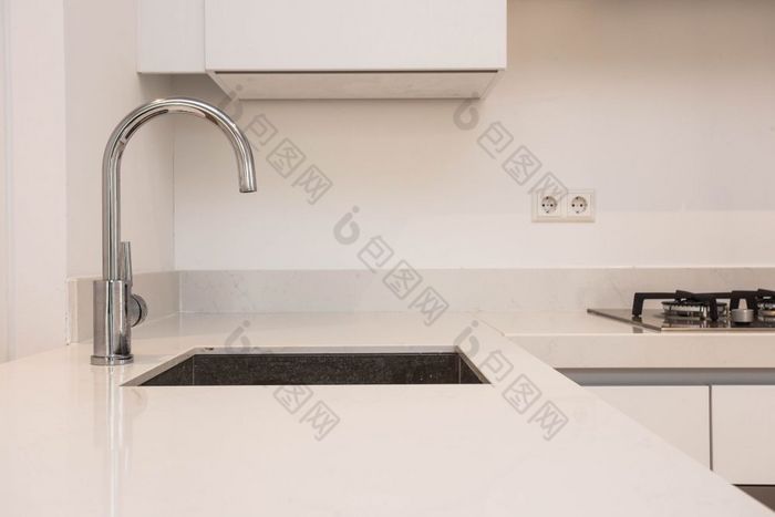 豪华的现代厨房与水槽当代厨房单位与镀铬的水利用现代白色清洁概念室内豪华的现代厨房与水槽当代厨房单位与镀铬的水利用现代白色清洁概念