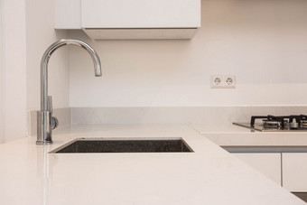 豪华的现代厨房与水槽当代厨房单位与镀铬的水利用现代白色清洁概念室内豪华的现代厨房与水槽当代厨房单位与镀铬的水利用现代白色清洁概念
