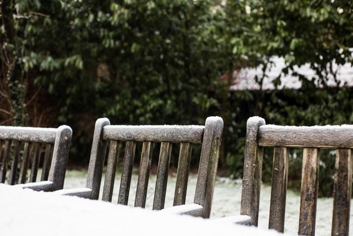 木舒适的花园椅子覆盖雪后院花园冬天季节木舒适的花园椅子覆盖雪后院花园