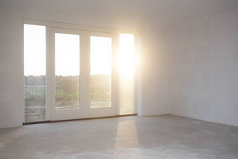 空房间与大窗口框架和双doorsnew建设仍然进步与阳光闪亮的建筑概念空房间与大窗口框架和双doorsnew建设仍然进步与阳光闪亮的