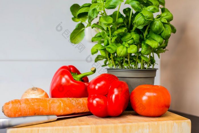 蔬菜新鲜的香菜胡萝卜红辣椒的厨房计数器健康的食物蔬菜新鲜的香菜胡萝卜红辣椒的厨房计数器