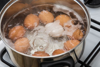 烹饪鸡蛋<strong>沸腾</strong>水锅前视图健康的食物烹饪鸡蛋<strong>沸腾</strong>水锅前视图