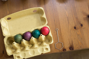 色彩斑斓的复活节鸡蛋着色准备的复活节绘画鸡蛋色彩斑斓的色彩斑斓的复活节鸡蛋着色准备的复活节绘画鸡蛋