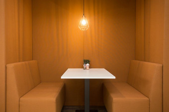 现代室内餐厅表格用餐者角落里斯堪的那维亚设计橙色颜色现代室内餐厅表格用餐者角落里斯堪的那维亚设计