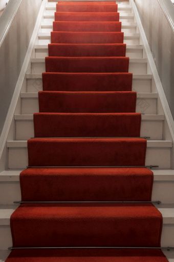 红色的地毯的楼梯奢侈品室内特写镜头红色的地毯的楼梯奢侈品室内
