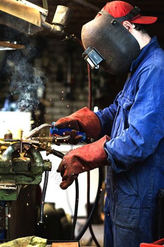焊机焊接金属部分车库与保护面具工业钢焊机工作焊机焊接金属部分车库与保护面具工业钢焊机