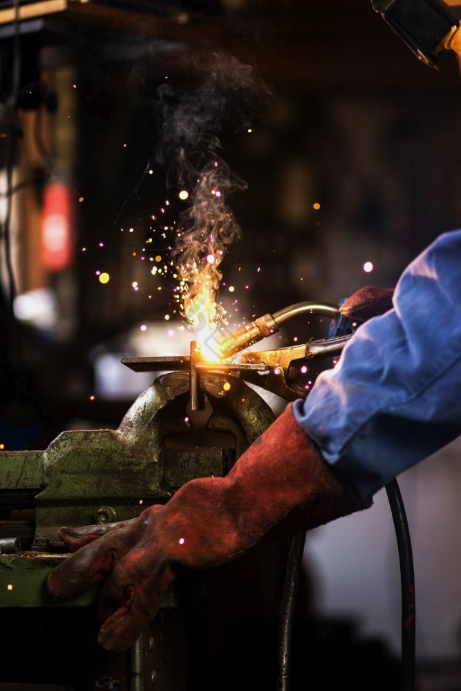 焊机焊接的车库工业工人劳动者的工厂焊接钢