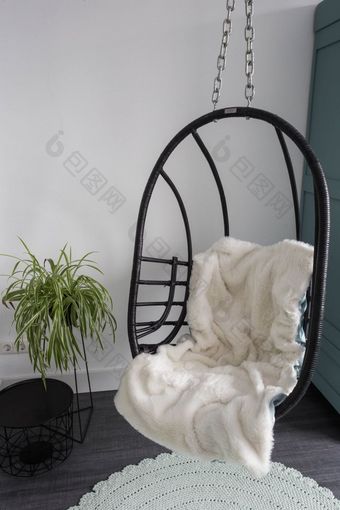 挂柳条椅子为放松时间的房间现代设计复古的挂柳条椅子为放松时间的房间现代设计